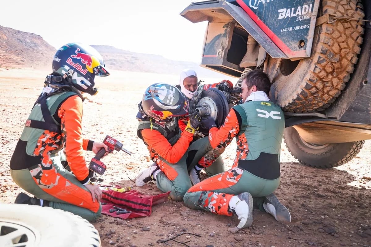 HOT SHOTS: Teamwork on the Dakar.